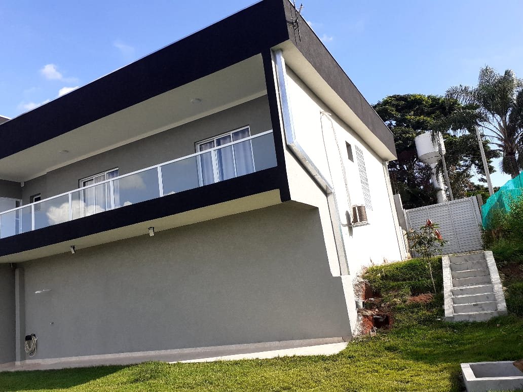 Sobrado com pintura cinza e friso preto no contorno da sacada