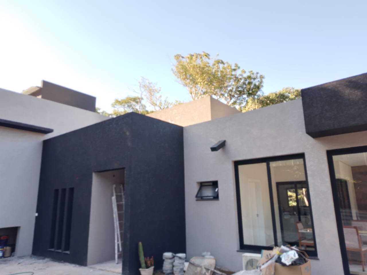 Fachada com pintura cinza e volume em preto fosco